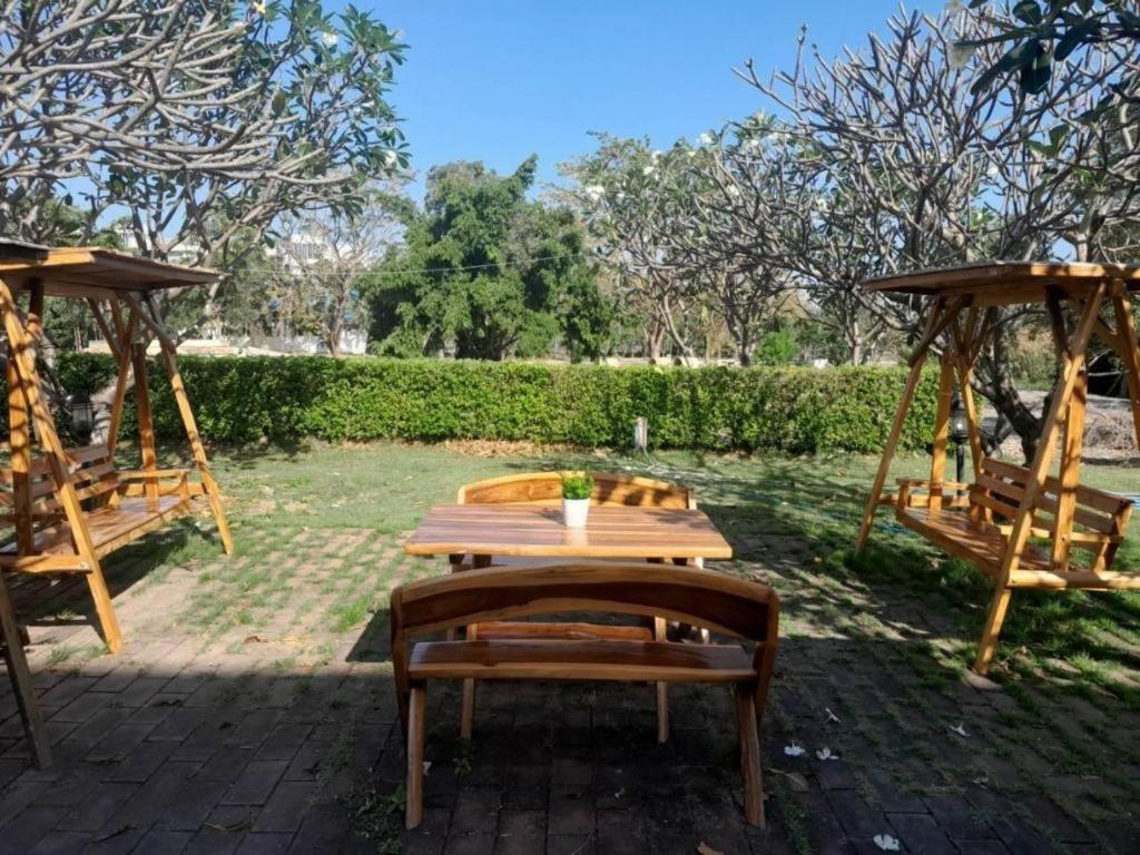 Creston Grand Hotel Suphan Buri Buitenkant foto