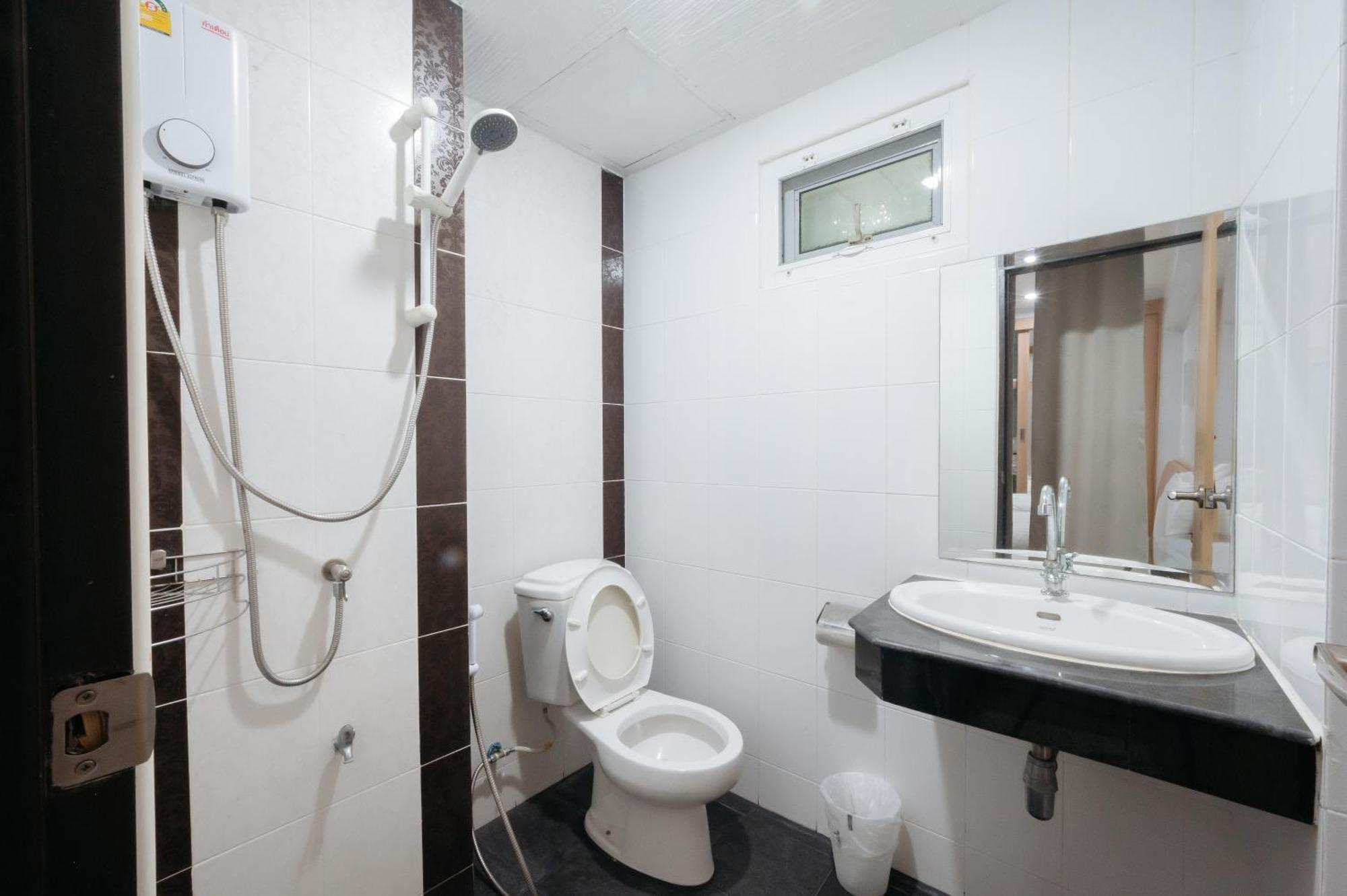 Creston Grand Hotel Suphan Buri Buitenkant foto