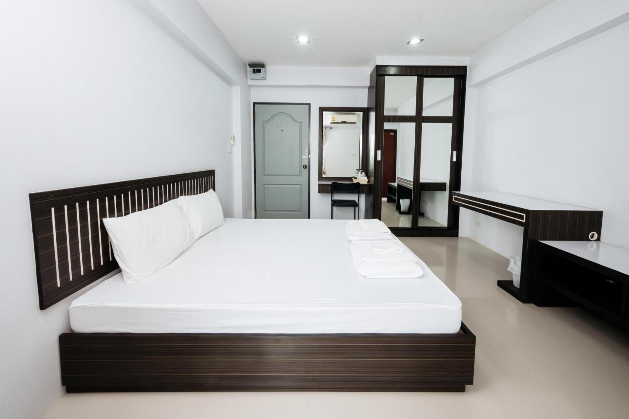 Creston Grand Hotel Suphan Buri Buitenkant foto
