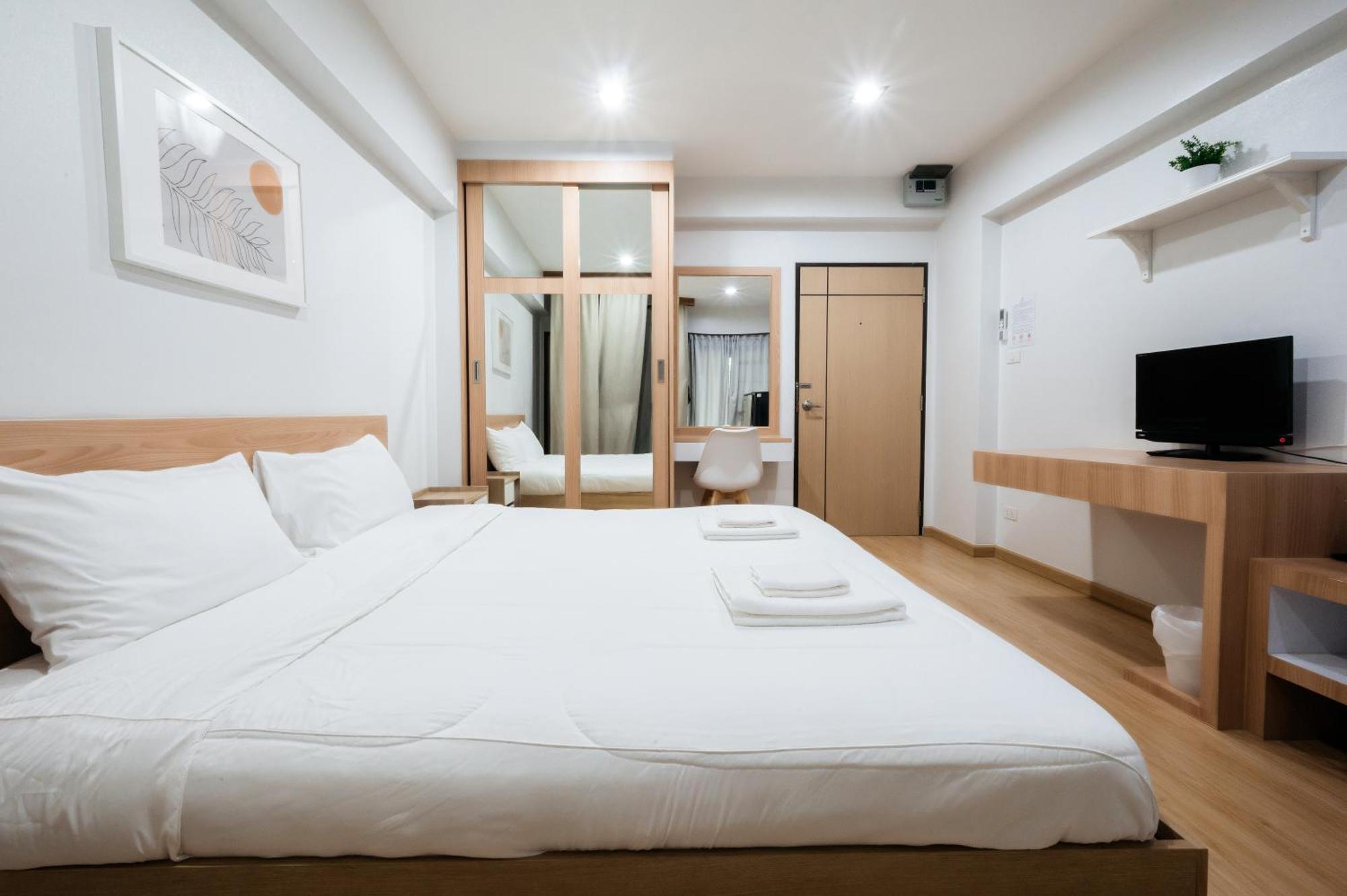 Creston Grand Hotel Suphan Buri Buitenkant foto